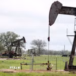 Tháp khoan dầu tại Luling, Texas, Mỹ. (Ảnh: THX/TTXVN)