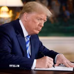 Tổng thống Mỹ Donald Trump ký sắc lệnh tại Nhà Trắng. (Ảnh: THX/TTXVN phát)