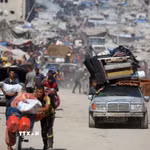 Người dân Palestine đi sơ tán tránh xung đột tại Gaza. (Ảnh: THX/TTXVN)