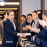 Chủ tịch Quốc hội Trần Thanh Mẫn gặp gỡ những người bạn Hàn Quốc. (Ảnh: Doãn Tấn/TTXVN)