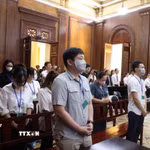 Các bị cáo nghe tuyên án tại điểm cầu trung tâm Tòa án nhân dân Thành phố Hồ Chí Minh. (Ảnh: Hồng Đạt/TTXVN)