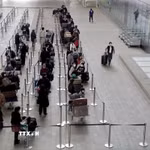 Hành khách tại sân bay Heathrow ở London, Anh. (Ảnh: THX/TTXVN phát)