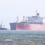 Tàu chở dầu khí tự nhiên hóa lỏng di chuyển qua eo biển Hormuz. (Ảnh: ANI/TTXVN)