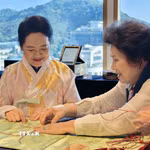 Phu nhân Nguyễn Thị Thanh Nga trải nghiệm nghệ thuật thắt nút chỉ Hàn Quốc. (Ảnh: Đào Lâm/TTXVN)