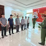 Các đối tượng tại cơ quan công an. (Ảnh: TTXVN phát)
