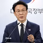 Ông Kim Min Seok phát biểu trong cuộc họp báo tại Seoul, Hàn Quốc. (Ảnh: Yonhap/TTXVN phát)
