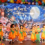 Tiết mục múa "Lồng đèn Trung Thu và trăng tròn tròn." (Ảnh: Thu Hằng/TTXVN)