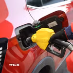 Bơm xăng cho phương tiện tại trạm xăng ở Giang Tô, Trung Quốc. (Ảnh: THX/TTXVN)