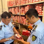 Lực lượng Quản lý thị trường Hà Nội kiểm tra các sản phẩm phụ tùng ôtô tại cơ sở kinh doanh, qua đó phát hiện nhiều hàng hóa có dấu hiệu vi phạm quy định về nhãn hàng hóa, quảng cáo và sở hữu trí tuệ. (Ảnh: TTXVN phát)