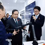 Chủ tịch Quốc hội Trần Thanh Mẫn tham quan, tìm hiểu sản phẩm màn hình tương tác ứng dụng công nghệ AI trong các lĩnh vực tại Tập đoàn CVTE, Khu kinh tế Diệc Trang. (Ảnh: Doãn Tấn/TTXVN)