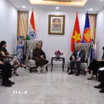 Đại sứ Trịnh Minh Mạnh lắng nghe tâm tư, nguyện vọng của Cộng đồng người Việt Nam tại Ấn Độ và bày tỏ tin tưởng vào sự phát triển của cộng đồng cũng như đóng góp của bà con cho quê hương, đất nước. (Ảnh: Vũ Hà/TTXVN)