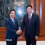Phó Chủ tịch Quốc hội, Chủ tịch Nhóm Nghị sỹ hữu nghị Việt-Trung Nguyễn Doãn Anh và Chủ tịch Nhóm Nghị sỹ hữu nghị Trung-Việt Ba Âm Triều Lỗ. (Ảnh: Quang Hưng/TTXVN)