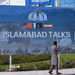 Áp phích về cuộc đàm phán Mỹ-Iran tại Islamabad, Pakistan, ngày 14/4/2026. (Ảnh: THX/TTXVN phát)