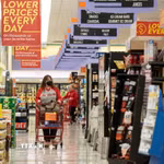 Người dân mua sắm tại siêu thị ở San Mateo, California, Mỹ. (Ảnh: THX/TTXVN)