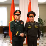 Thiếu tướng Leonid Viktorovich Kasinsky, Tổng cục trưởng Tổng cục Công tác tư tưởng Bộ Quốc phòng Cộng hòa Belarus chủ trì lễ đón Đại tướng Nguyễn Trọng Nghĩa, Ủy viên Bộ Chính trị, Bí thư Trung ương Đảng, Ủy viên Thường vụ Quân ủy Trung ương, Chủ nhiệm Tổng cục Chính trị Quân đội Nhân dân Việt Nam. (Ảnh: Văn Hiếu/TTXVN)