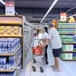 Người dân mua sắm tại siêu thị ở Thành phố Hồ Chí Minh. (Ảnh: Hương Giang/TTXVN)