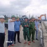 Ông Bùi Trung Tiến, Bí thư Đảng ủy Đặc khu Bạch Long Vĩ kiểm tra công tác phòng chống bão trên đảo. (Ảnh: TTXVN phát)