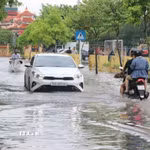 Tuyến phố Đức Minh, phường Lê Thanh Nghị vẫn ngập cục bộ sáng 24/8. (Ảnh: Mạnh Minh/TTXVN)