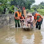 Lực lượng công an tỉnh Bắc Ninh hỗ trợ người dân di dời khỏi vùng lụt. (Ảnh: Danh Lam/TTXVN)