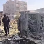 Binh sỹ Chính phủ Yemen gác tại hiện trường một vụ đánh bom tại Aden. (Ảnh: THX/TTXVN phát)
