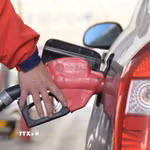 Bơm xăng cho phương tiện tại trạm xăng ở tỉnh Vân Nam, Trung Quốc. (Ảnh: THX/TTXVN)