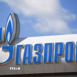 Biểu tượng tập đoàn dầu khí Gazprom tại một trạm xăng ở Moskva, Nga. (Ảnh: THX/TTXVN)
