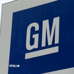 Biểu tượng tập đoàn sản xuất ô tô General Motors tại nhà máy ở Detroit, Michigan, Mỹ. (Ảnh: AFP/ TTXVN)
