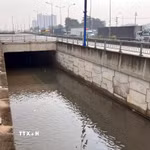 Hầm chui trước Bến xe miền Đông mới ngập nước sau cơn mưa lớn. (Ảnh: TTXVN phát)