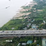Phương tiện lưu thông trên cầu Thăng Long. (Ảnh: Quốc Khánh/TTXVN)