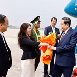Phó Chủ nhiệm Văn phòng Quốc hội Lê Thu Hà; Phó Chủ nhiệm Văn phòng Quốc hội, Trợ lý Chủ tịch Quốc hội Nguyễn Tiến Khoa; Phó Chủ nhiệm Ủy ban Quốc phòng, An ninh và Đối ngoại Trần Đức Thuận đón Chủ tịch Quốc hội Trần Thanh Mẫn tại sân bay Quốc tế Nội Bài, Hà Nội. (Ảnh: Doãn Tấn/TTXVN)