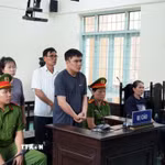 Bị cáo Nguyễn Văn Bảo Trung (áo đen) tại phiên tòa. (Ảnh: Phạm Minh Tuấn/TTXVN)