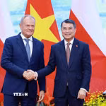 Thủ tướng Lê Minh Hưng và Thủ tướng Cộng hòa Ba Lan Donald Tusk tuyên bố nâng cấp quan hệ Việt Nam-Ba Lan lên Đối tác Chiến lược. (Ảnh: Dương Giang/TTXVN)