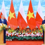 Thủ tướng Lê Minh Hưng và Thủ tướng Cộng hòa Ba Lan Donald Tusk tuyên bố nâng cấp quan hệ Việt Nam-Ba Lan lên Đối tác Chiến lược. (Ảnh: Dương Giang/TTXVN)