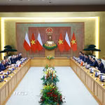 Thủ tướng Lê Minh Hưng và Thủ tướng Cộng hòa Ba Lan Donald Tusk hội đàm. (Ảnh: Dương Giang/TTXVN)