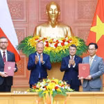 Thủ tướng Lê Minh Hưng và Thủ tướng Cộng hòa Ba Lan Donald Tusk chứng kiến trao Thỏa thuận hợp tác giữa Bộ Giáo dục và Đào tạo và Bộ Khoa học và Giáo dục đại học Cộng hoà Ba Lan về hợp tác trong lĩnh vực giáo dục đại học và nghiên cứu khoa học. (Ảnh: Dương Giang/TTXVN)