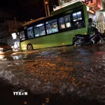 Triều cường gây ngập sâu nhiều tuyến đường phía Nam Thành phố Hồ Chí Minh, hôm 11/10. (Ảnh: Hồng Đạt/TTXVN)