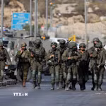 Binh sĩ Israel gác tại một điểm kiểm soát ở thành phố Hebron, Bờ Tây ngày 23/10/2026. (Ảnh: THX/TTXVN phát)