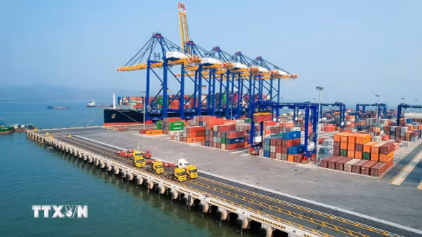 Xuất nhập khẩu lần đầu vượt 1.000 tỷ USD, cán cân thương mại cải thiện