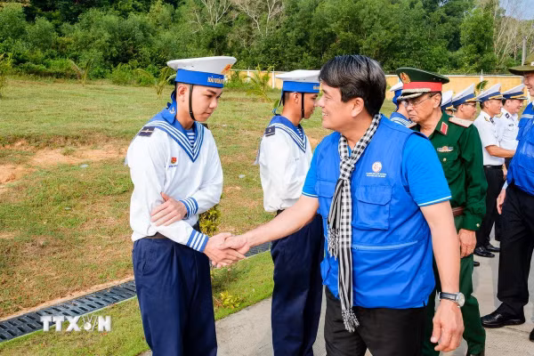 Từ mái nhà ra biển lớn