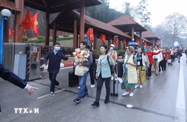 Thí điểm miễn thị thực cho công dân Trung Quốc đi du lịch theo đoàn đến Khánh Hòa