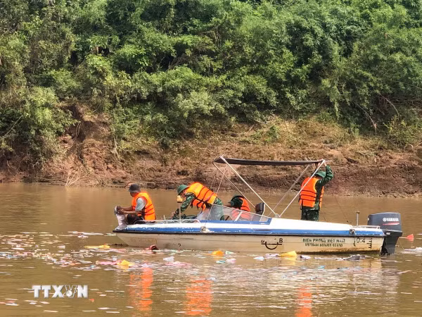 Vụ 2 mẹ con nghi nhảy cầu Vĩnh Phú: Đã tìm thấy cháu bé, tiếp tục tìm người mẹ