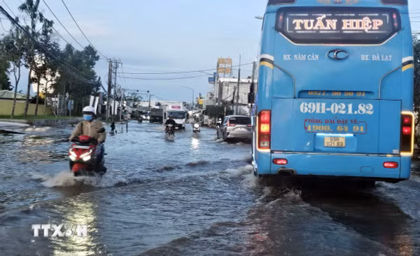 Triều cường gây ngập nặng đô thị và nhiều đoạn trên Quốc lộ 1A tại Cà Mau