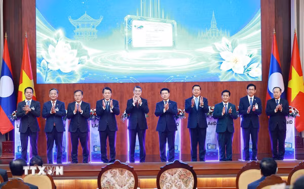 Thủ tướng Lê Minh Hưng và Thủ tướng Lào Saleumxay Kommasith dự Lễ bàn giao Hệ thống quản lý dân cư và CCCD tại Lào