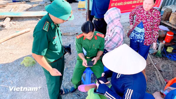Cà Mau: Đồn Biên phòng Hòn Chuối hỗ trợ người dân tiếp cận dịch vụ số