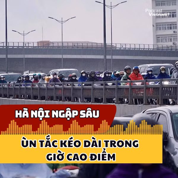 Hà Nội ngập sâu, ùn tắc kéo dài trong giờ cao điểm
