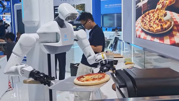 Robot làm pizza, phục vụ trà tại hội chợ Trung Quốc - ASEAN 