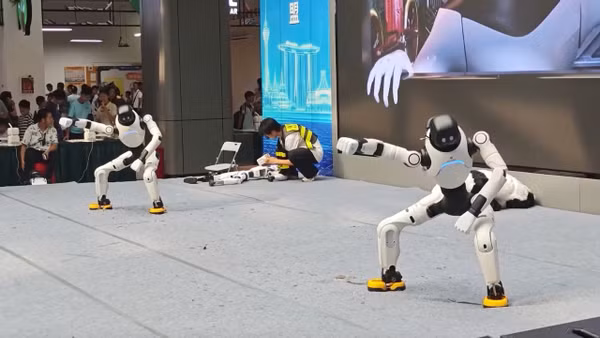 Robot hình người nhảy múa, robot chó gây chú ý tại Trung Quốc 