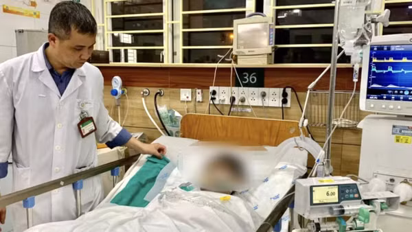 Hai nạn nhân trong vụ ngộ độc khí clo, một người nguy cơ hỏng mắt phải 