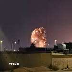 Khói lửa bốc lên sau vụ nổ tại Riyadh, khi Saudi Arabia đánh chặn các tên lửa đạn đạo hướng về phía thủ đô, ngày 18/3/2026. (Ảnh: THX/TTXVN)