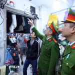 Kiểm tra công tác phòng cháy chữa cháy và cứu nạn cứu hộ tại một hộ kinh doanh. (Ảnh: Phạm Kiên/TTXVN)
